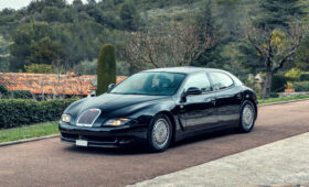 Автолегенда 1990-х: один из трёх выпущенных седанов Bugatti EB112 продадут на аукционе