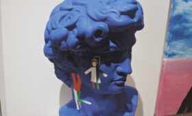 «Автопортрет» в синем: художник Игорь Новиков устроил перформанс