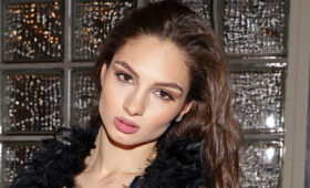 Бадина сфотографировалась топлес, показав мускулистые руки и спину