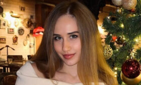 Беременная Тимошина покрасовалась перед камерой в чем-то розовом и воздушном