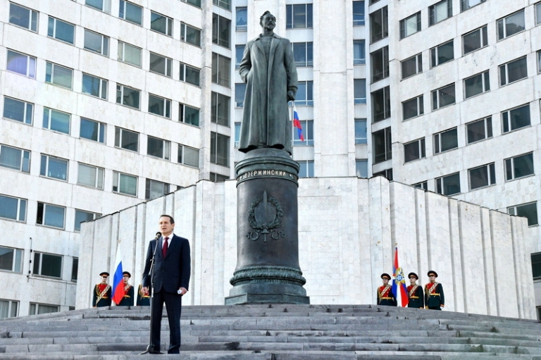 &laquo;Болезнь левизны&raquo; в русском капитализме: Имя Дзержинского, френч Медведева и вояжи в КНДР не изменят устоявшийся курс власти