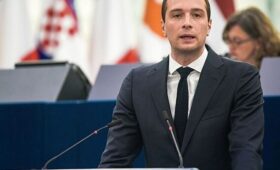 Будущий кандидат в президенты Франции встречается с наследницей Людовика XIV