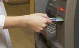 Десять косарей без комиссии: в Госдуме предложили разрешить бесплатное снятие до 10 тыс. рублей в любых банкоматах