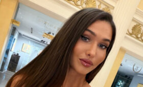 Дьяченко в белом платье подчеркнула осиную талию черным ремнем