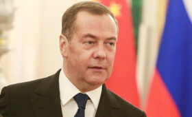 Дмитрий Медведев стал главным редактором школьных учебников