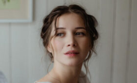 Донскова станцевала среди прохожих в красных колготках и мини-юбке