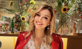 Евгения Канаева сложила губы уточкой на милом домашнем фото