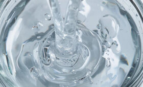 Физики доказали способность жидкости ломаться с оглушительным треском