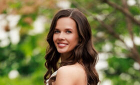 Голубоглазая Селезнева заворожила взглядом на портрете с орхидеями