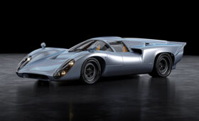 Гоночная легенда 1960-х Lola T70 возродилась в виде крутого заводского рестомода