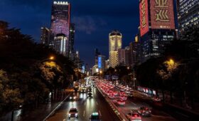 Город, который заряжает: В мегаполисах Китая от связи не отключают — ее раздают везде