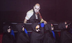 Греческий режиссер в гробу: Василиос Самуркас оживил Аристофана  в Губернском театре