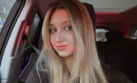 Хавронина прогнулась кошечкой, позируя в микрошортах и майке