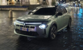 Хэтчбек Lancia Ypsilon променял электродовесок на «механику»