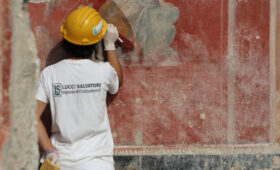 ИИ воссоздал лицо жертвы помпейской катастрофы с чашей-щитом над головой