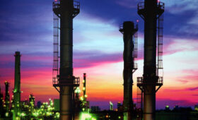 Иранские беспилотники ударили по нефтяным объектам перед важными переговорами