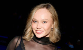 «Я та еще модница»: Мельникова примерила образ дерзкой школьницы из 90-х