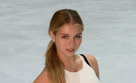 Каблуки и ультрамини: Трусова открыла стройные ноги на видео с преображением