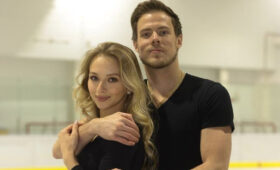 Кацалапов поделился чувственными фото с женой-именинницей Викторией Синициной