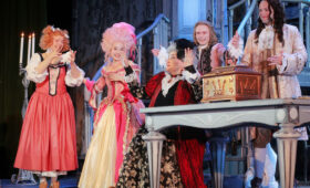 Классика против гаджетов: Андрей Соколов поставил в Туле «Тартюфа»