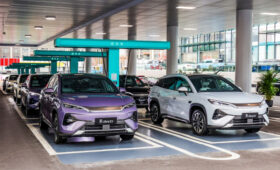 Компания BYD стала резко сдавать позиции в Китае и ищет спасение в экспорте