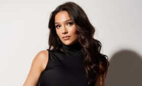 Константинова засветила ложбинку в узком платье с опасным декольте