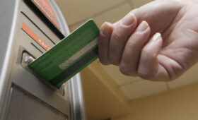 Кредитки не по карману: реальная переплата по кредитным картам за год достигла 50%