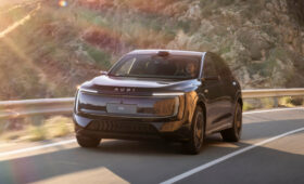 Кроссовер AUDI E7X показал свой роскошный интерьер