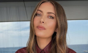 Кружево и опасное декольте: Шарапова вышла в свет в женственном платье в цветочек