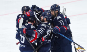 Лидер сезона КХЛ «Металлург» слегка потрепал нервы, но все-таки пробился в полуфинал