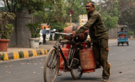 Медленная езда и удаленка: энергетический кризис из-за иранской войны ударил больно