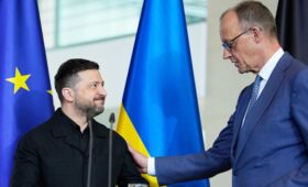 Мерц предлагает укрофюреру не цепляться за территории, обещая щедрую компенсацию