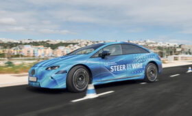 Mercedes обновит EQS: лифтбек получит пересмотренный салон со штурвалом вместо руля