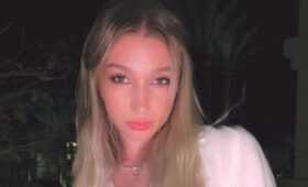 Метелкина показала красивый вид сзади, снявшись в бикини среди скал