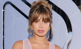 Мустафаева набросила пиджак поверх белья и чулок с подвязками