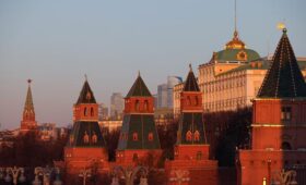 Мутное время: В беспокойные эпохи «лжедмитрии» алчно смотрят на кремлёвский трон