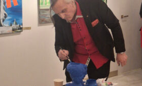 На открытии выставки в Москве Игорь Новиков раскрасил «идеальным синим» цветом гипсовые «головы Давида»