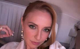 Навка покрасовалась в розовом корсете и послала воздушный поцелуй