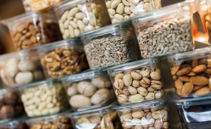 Названы орехи, которые помогут снизить давление