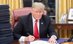 «Не все так просто»: графолог Кузнецова увидела странное в почерке Трампа