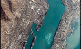 Неизвестный снаряд поразил танкер у берегов Катара