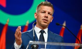 Новый премьер Венгрии заявил, что страна пока не может отказаться от российской нефти