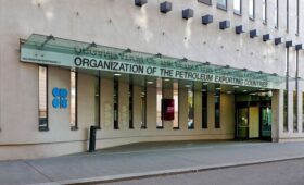 ОАЭ выходят из ОПЕК+: что это значит для рынка нефти и России