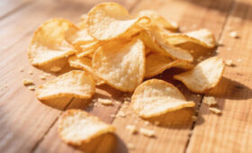 Обнаружена скрытая угроза переработанной еды для мозга: чипсы убивают