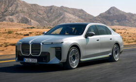 Обновленная «семерка» BMW сохранила спорную внешность, но получила новый салон