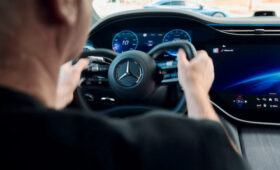 Обновленный Mercedes-Benz EQS сменит традиционный руль на «штурвал»