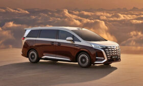 Обновлённый минивэн Denza D9 выходит на рынок: новая техника и до 10 экранов в салоне