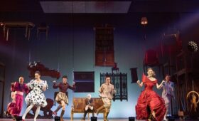 Отцы подсматривают за детьми: Марина Брусникина пригласила тинейджеров в барочный театр