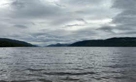 Первые появления Лох-Несского чудовища после месяцев отсутствия взбудоражили туристов