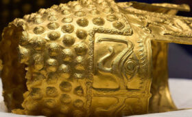 Похищенный золотой шлем доставили на румынскую родину под охраной вооруженных людей в масках